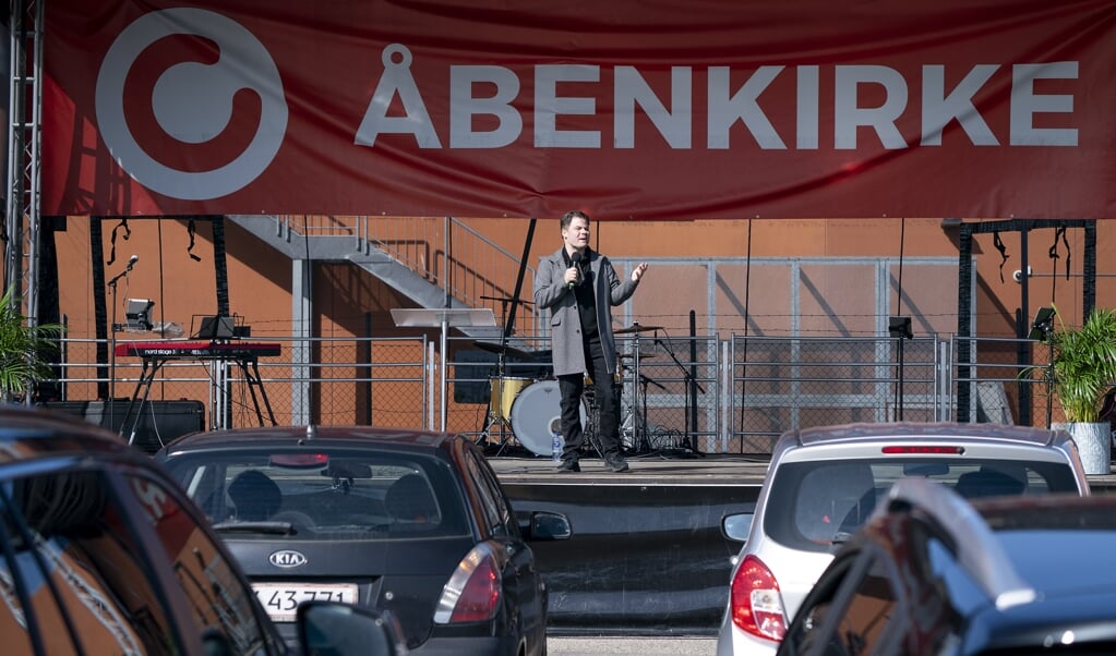 Deense christenen wonen ten tijde van de coronacrisis een drive-in kerkdienst bij in Kopenhagen. (beeld epa / Claus Bech)