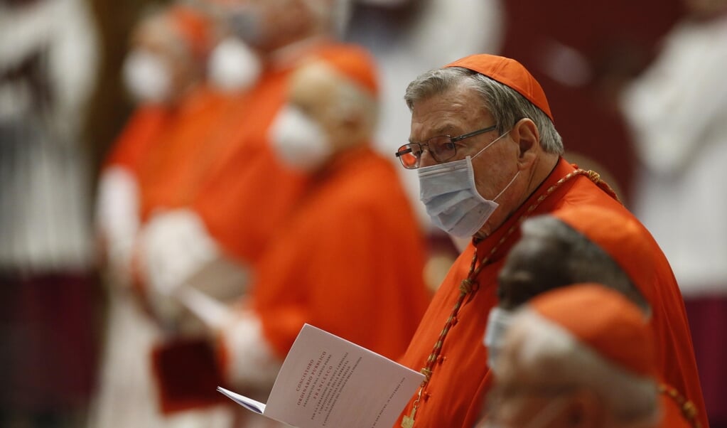 De Australische kardinaal George Pell is voor enkele maanden terug in Rome. Afgelopen 28 november nam hij gemaskerd deel aan de creatie van dertien nieuwe kardinalen door paus Franciscus. (beeld Fabio Frustaci / afp)