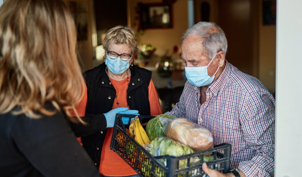 Ook als je boodschappen van iemand krijgt, moet je dat als ontvanger van een bijstandsuitkering opgeven bij de gemeente. (beeld istock)