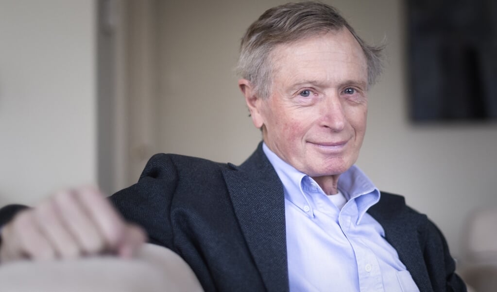 Erik Ader: 'In zekere zin was mijn vader juist sterk aanwezig. Zijn foto hing groot in de kamer en als rolmodel en moreel kompas ontbrak hij absoluut niet.’ (beeld duncan wijting)
