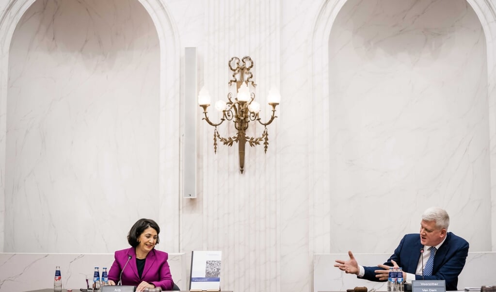 Voorzitter Chris van Dam van de onderzoekscommissie overhandigt het rapport ‘Ongekend onrecht’ symbolisch aan Kamervoorzitter Arib. (beeld epa / Bart Maat)