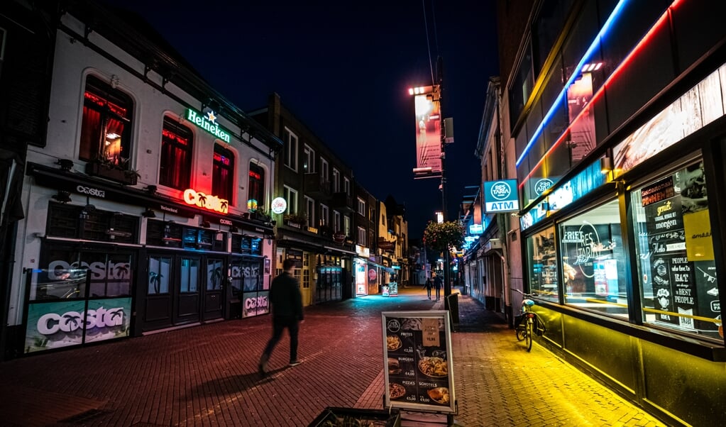 Lege cafés aan het Stratumseind in Eindhoven, de langste kroegstraat van Nederland. (beeld anp / Rob Engelaar)