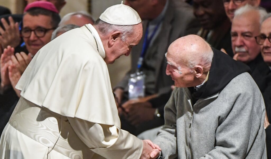 Op 31 maart ontmoette de cisterciënzermonnik Jean-Pierre Schumacher paus Franciscus tijdens diens bezoek aan Marokko. De paus kuste de hand van de overlevende van de moordaanslag op de monniken van Thibirine in Algerije in 1996. De daders en verantwoordelijken zijn nooit gevonden. (beeld Fadel Senna / afp)