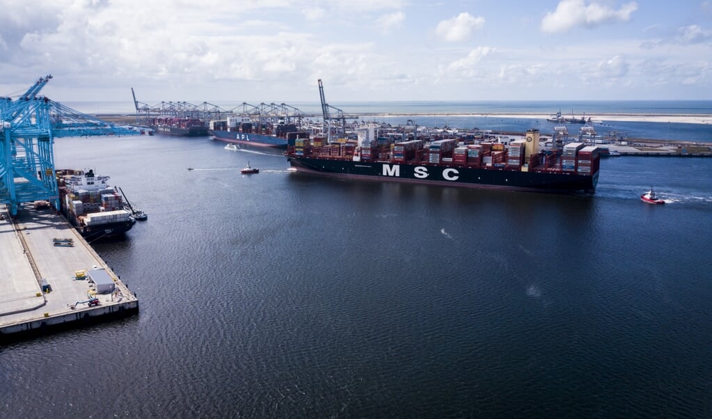 De MSC Gulsun, het grootste containerschip ter wereld, arriveert in de Rotterdamse haven. (beeld anp / Sem van der Wal)