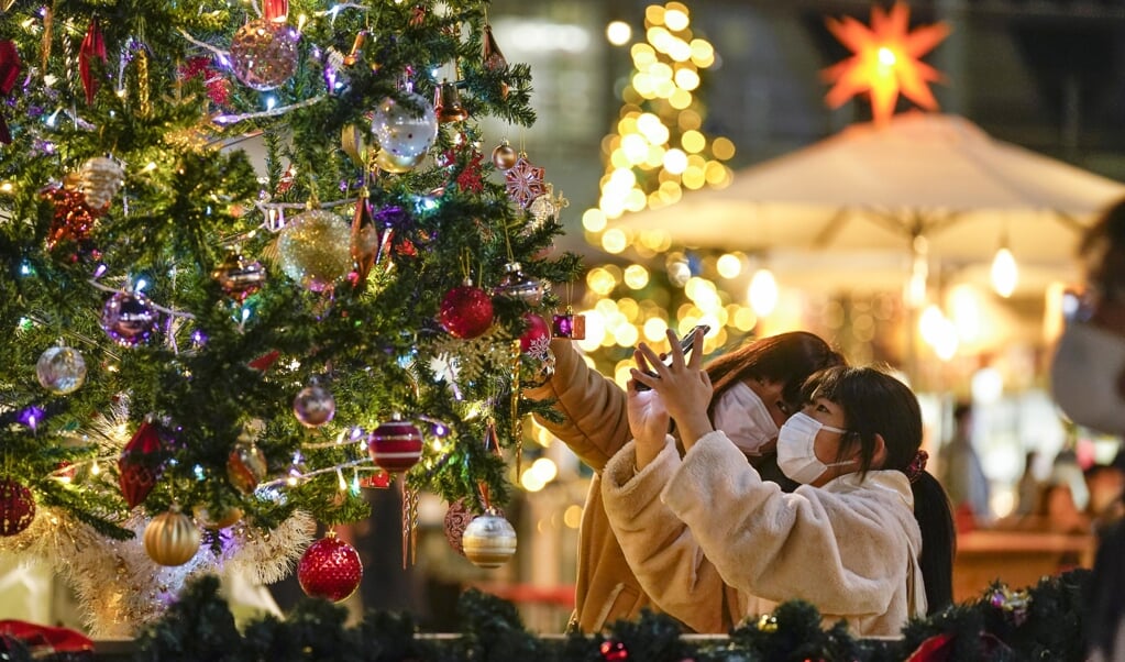 Winkelend publiek bij een kerstshow in Japan. De Japanse regering maakte bekend dat reizigers uit het Verenigd Koninkrijk vanaf donderdag worden geweerd. (beeld Epa/kimimasa Mayama)