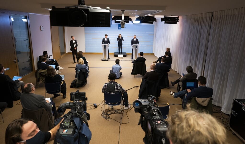 Premier Mark Rutte en minister Hugo de Jonge geven een toelichting op de coronamaatregelen in Nederland. (beeld anp / Bart Maat)