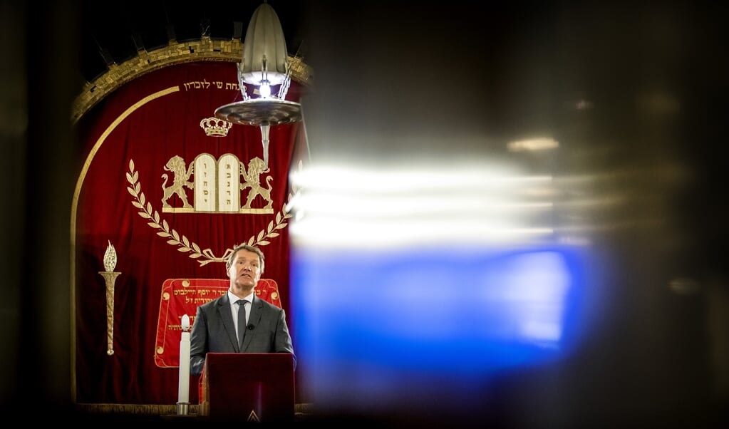 De protestantse scriba René de Reuver beleed zondag 8 november in de Rav Aron Schustersynagoge schuld aan de Joodse gemeenschap voor de rol van de Protestantse Kerk in de Tweede Wereldoorlog. (beeld anp / Koen van Weel)