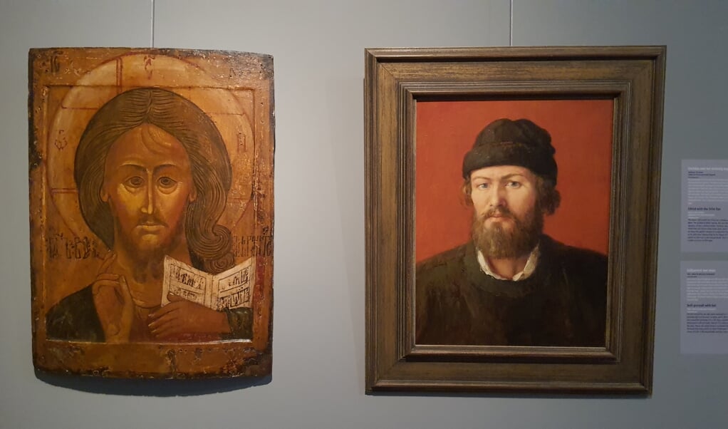De icoon van 'Christus met het grimmige oog' hangt naast het portret van de jonge Henk Helmantel. (beeld nd)