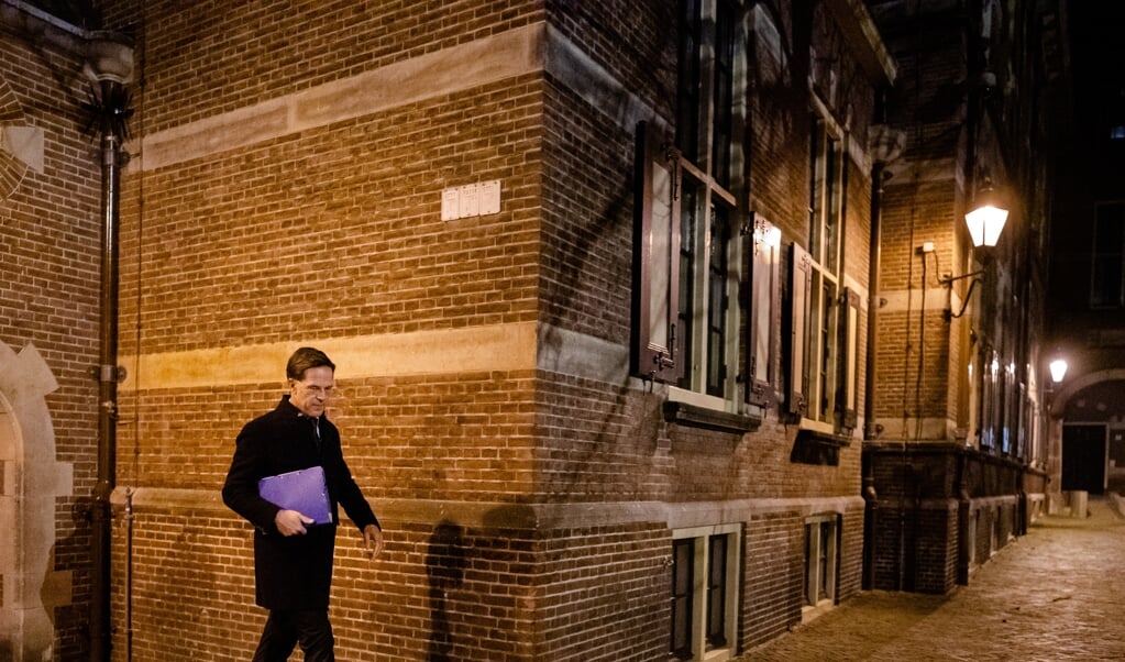 Premier Mark Rutte loopt over een leeg Binnenhof na afloop van het coronadebat. (beeld anp / Bart Maat)