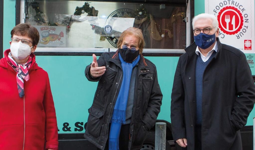 Caritasdirecteur Ulrike Kostka, de zanger Frank Zander en de Duitse bondspresident Frank-Walter Steinmeier bij de 'Foodtruck'. (beeld Caritas Berlin / Facebook)