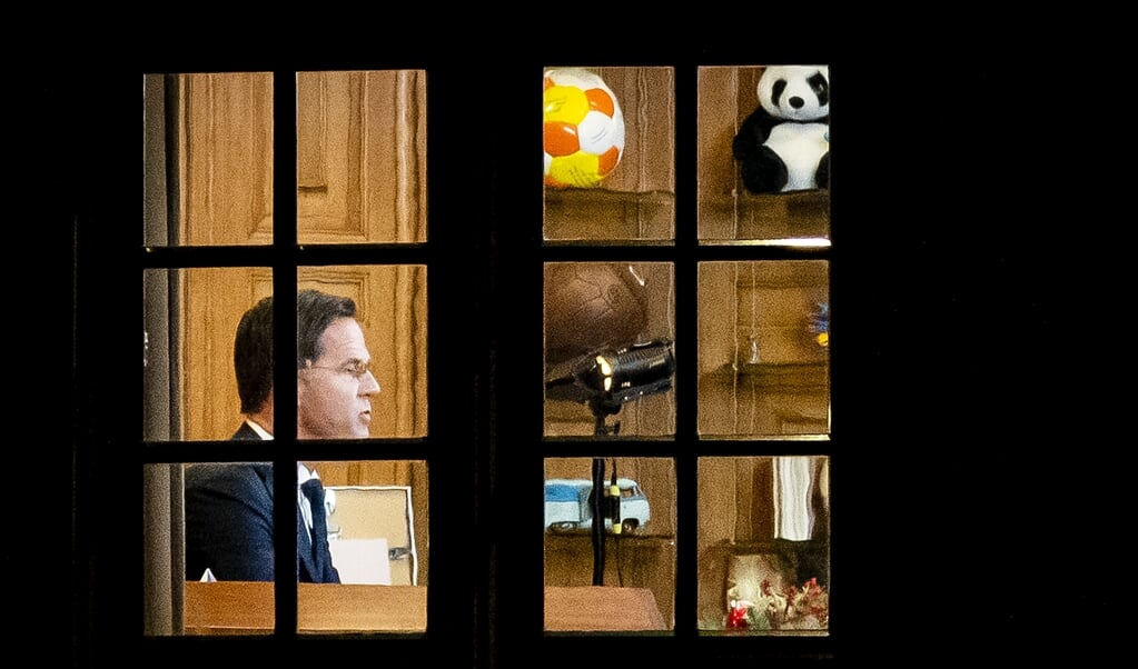 Premier Mark Rutte tijdens de afkondiging van de lockdown, om de forse stijging van het aantal coronabesmettingen om te buigen. (beeld anp / Sem van der Wal)
