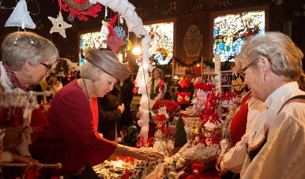 Prinses Beatrix bezoekt de Noorse kerk in Rotterdam in 2014. Als al het maatschappelijke werk dat vrijwilligers in Rotterdam onbetaald verrichten, door beroepskrachten uitgevoerd moet worden, zou daarvoor ergens tussen de 195 en 220 miljoen euro per jaar moeten worden neergeteld. (beeld anp / Robin Utrecht)