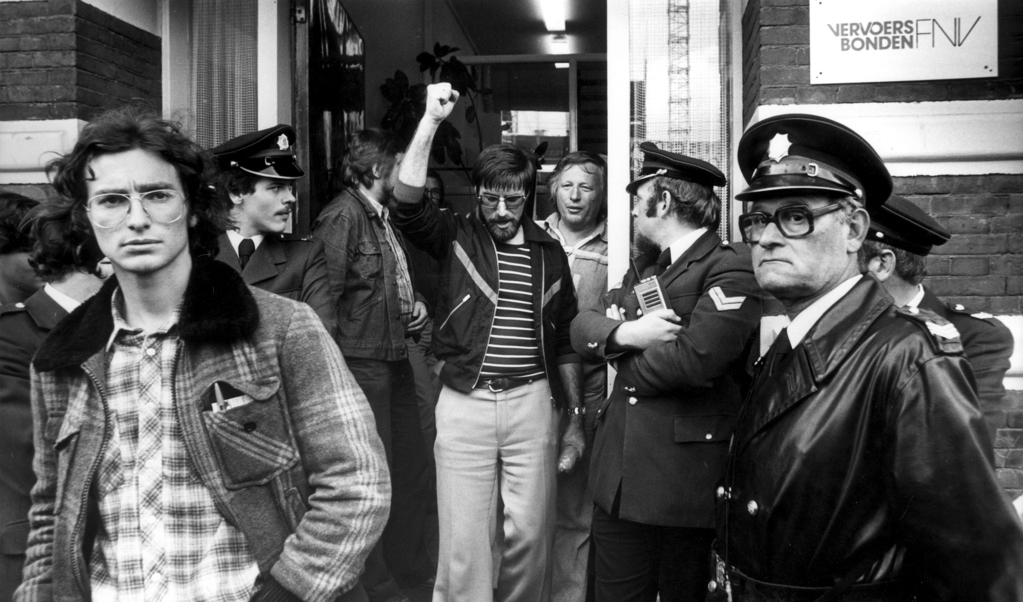 Paul Rosenmöller (l.) verlaat met een delegatie van stakende havenarbeiders het gebouw van de FNV op 4 september 1979. (beeld hollandse hoogte / spaarnestad photo)
