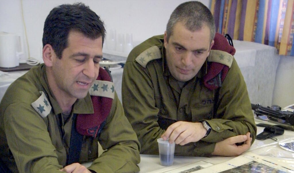 Aviv Kohavi (links), chef-staf van het Israëlische leger, op een archieffoto. ‘Onze boodschap is duidelijk: we zullen zo krachtig mogelijk blijven optreden tegen de Iraanse verschansing in Syrië.’ (beeld afp / Gali Tibbon)