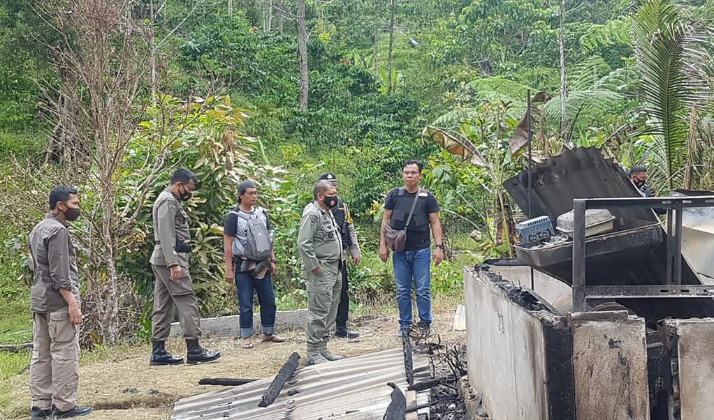 De politie van Centraal-Sulawesi inspecteert de post van het Leger des Heils na de aanslag van 28 november. (beeld afp / central sulawesi province police)