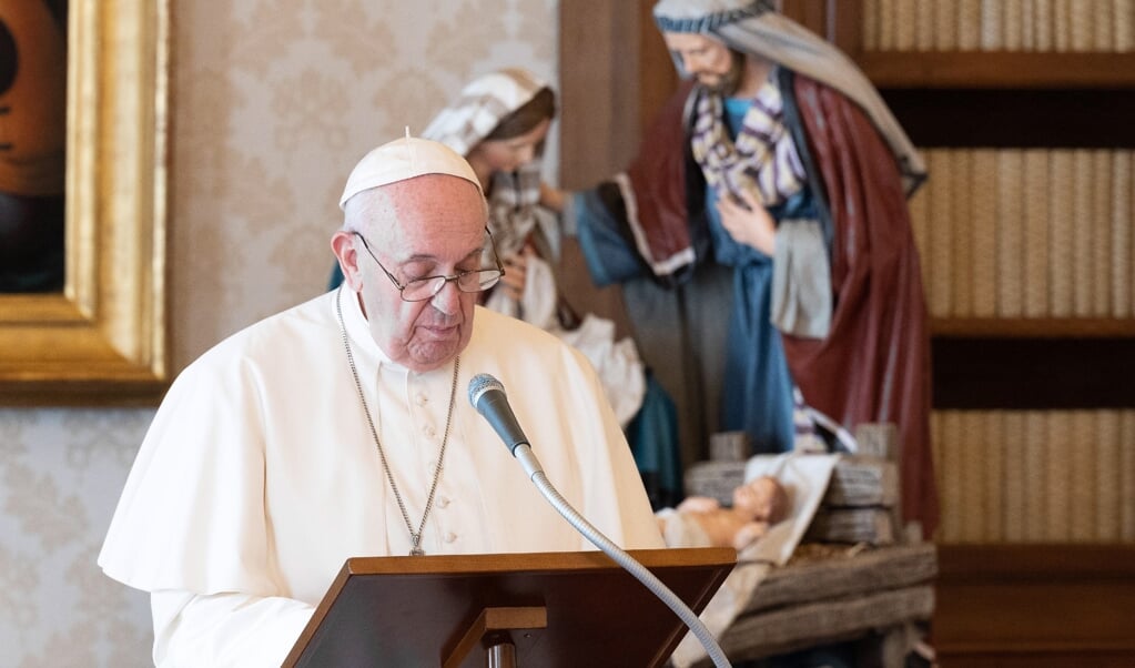 Paus Franciscus kondigt tijdens het online-Angelusgebed op 27 december het 'Jaar van het Gezin' aan. (beeld Epa/Vatican Media)