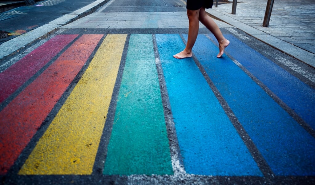 Niet ingrijpen wordt gezien als verlenging van ondraaglijk lijden. Rechts twee beelden uit de documentaire The Trans Train. (beeld istock)
