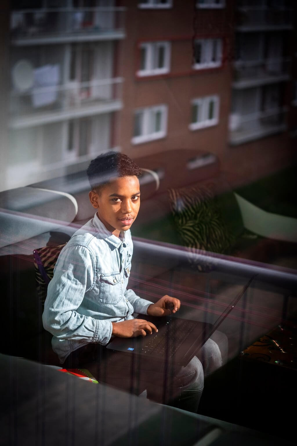 20200319 Ede: In je eigen huis naar school. Vanwege het Corona-virus volgen scholieren thuisonderwijs. Robel uit Ede. (Foto Jeroen Jumelet) (beeld Jeroen Jumelet)