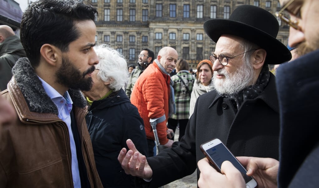 Imam Azzedine Karrat (links) en opperrabbijn Binyomin Jacobs spraken elkaar vorig jaar op de Dam in Amsterdam. (beeld anp / Bart Maat)