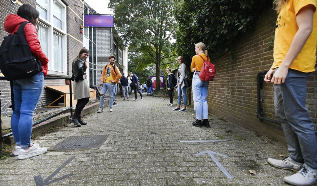 Eerstejaars studenten staan in de rij voor een mensamaaltijd bij studentenvereniging SSR-Wageningen. Bijna zeven op de tien studenten in het hoger onderwijs hebben een studielening. (beeld anp / Piroschka van de Wouw)