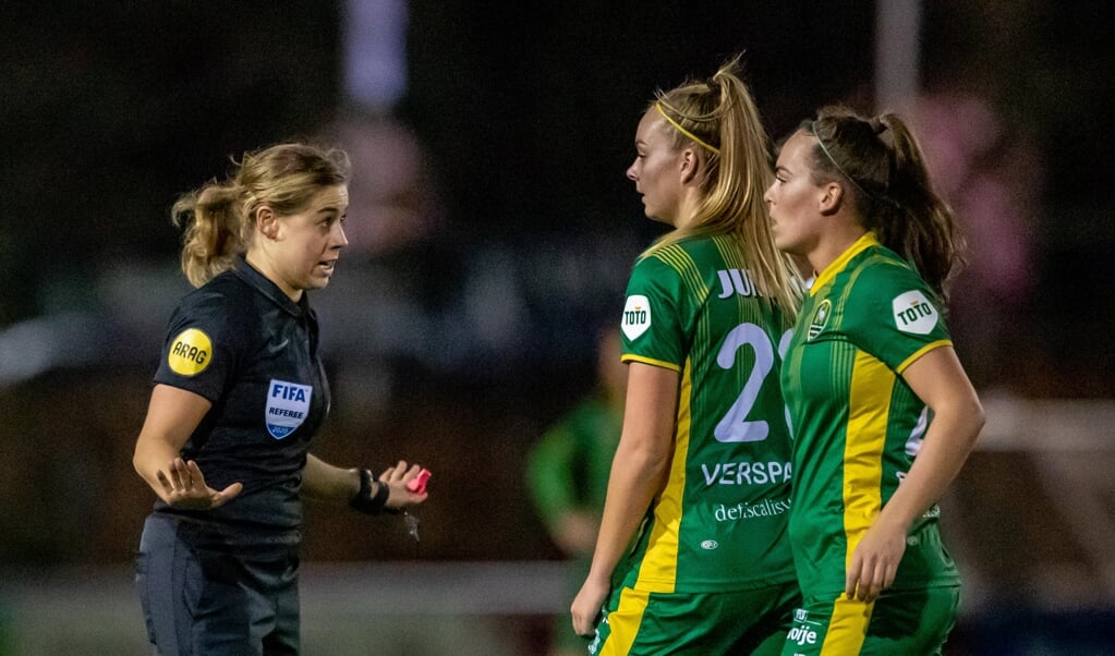 Lizzy van der Helm aan het werk. 'Ik behoor nu tot de beste vrouwelijke scheidsrechters van Nederland.' (beeld e. de wit)