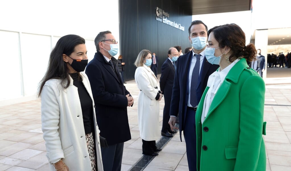 Madrid's regionale president Isabel Diaz Ayuso en haar vice Ignacio Aguado waren dinsdag bij de opening van het nieuwe Isabel Zendal ziekenhuis in de Spaanse hoofdstad. (beeld epa / Chema Moya)