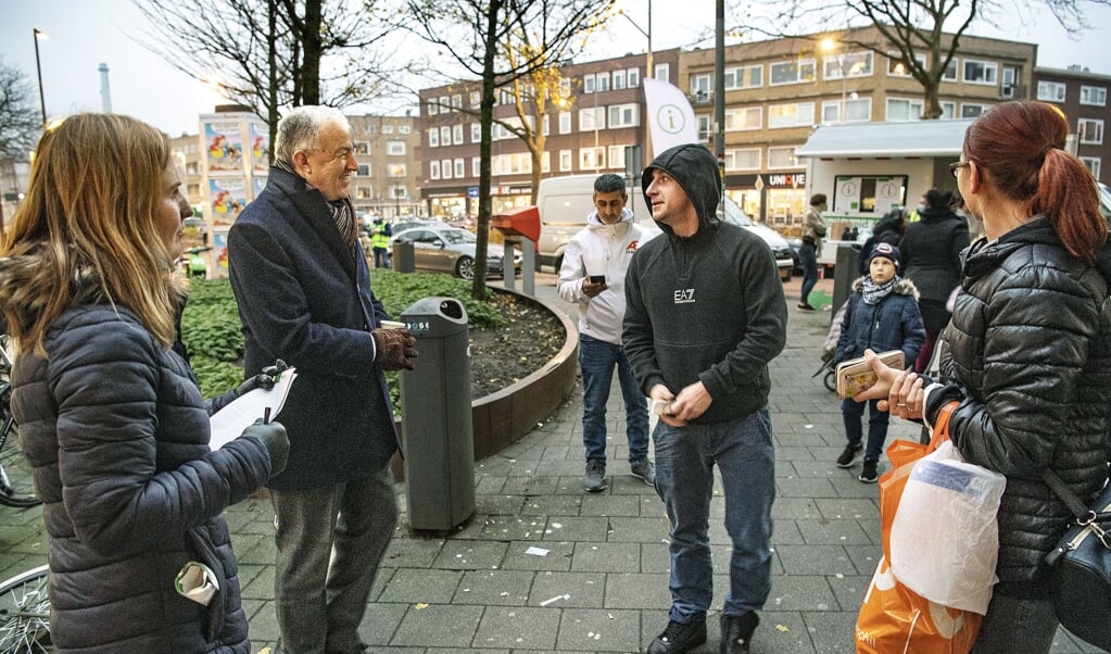 Burgemeester Ahmed Aboutaleb praat met een Poolse bewoner van Carnisse, een wijk die de burgervader onder zijn hoede heeft genomen. (beeld Guus Dubbeldam)