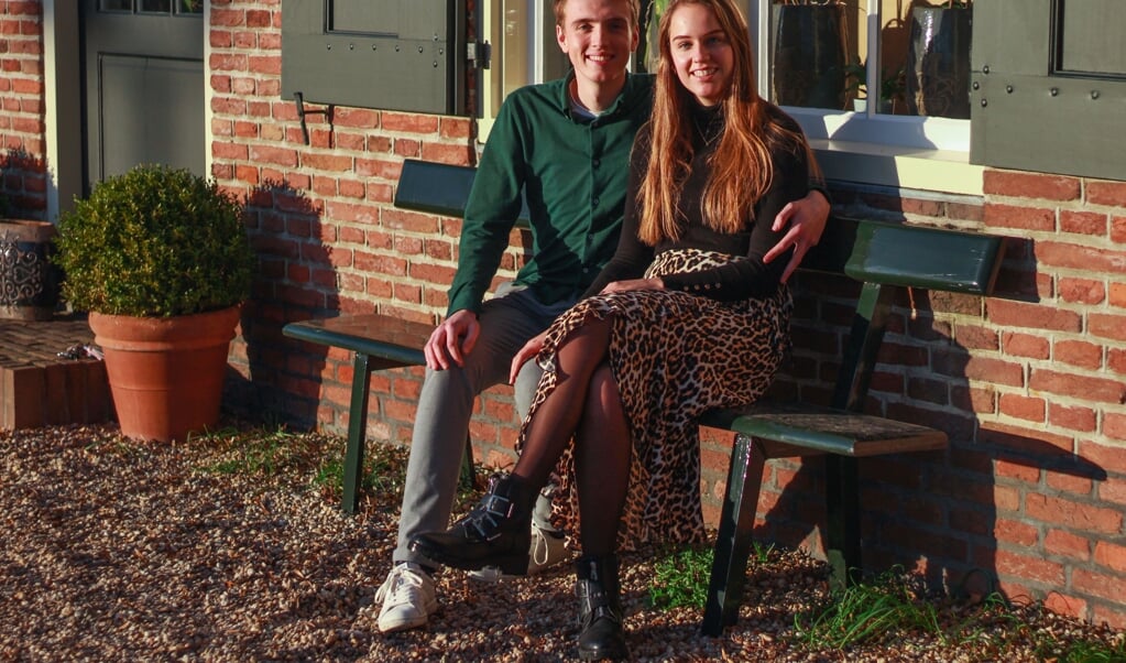 Cornee Klaver en Harmke Wildt leerden elkaar kennen in het vierde jaar van de havo. (beeld Karen Zilver)