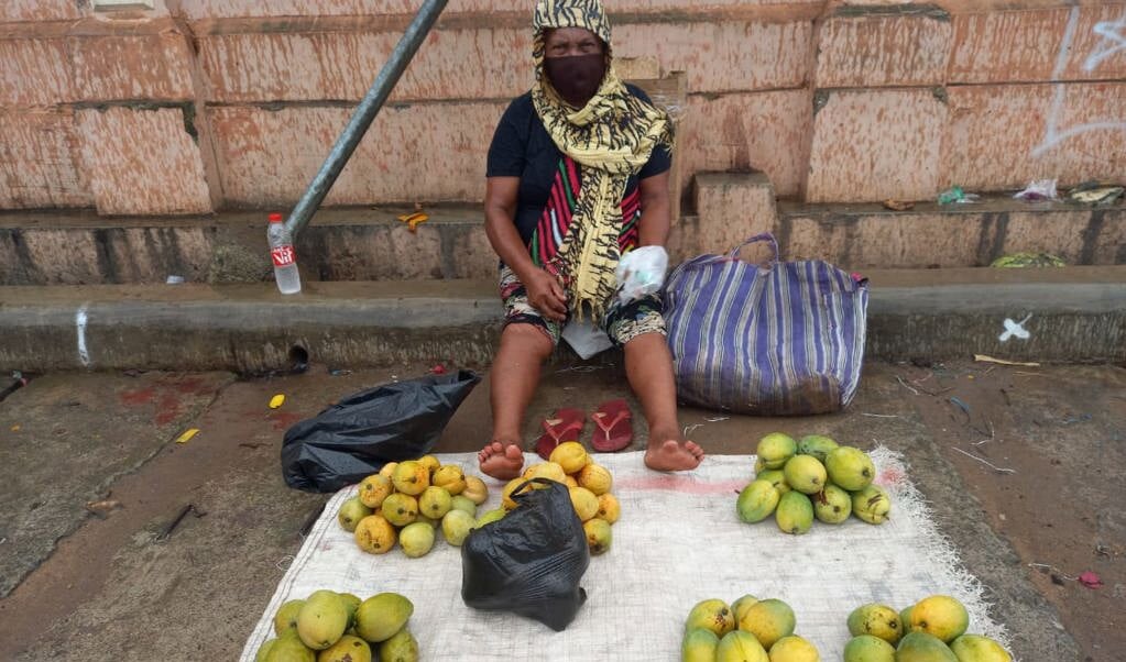 Veel vrouwen verkopen hun groenten en fruit op hun vaste plek op straat. Nu zijn er veel minder kopers voor hun waar. (beeld Edo Mote)