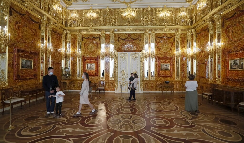 De nieuwe barnsteenkamer in het Catharinapaleis, ten zuiden van Sint-Petersburg. (beeld epa / Anatoly Maltsev)