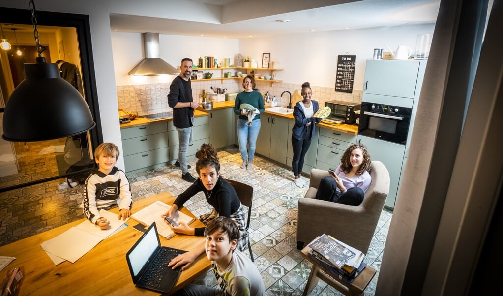 'Het idee om van 9.00 tot 12.00 uur onafgebroken met schoolwerk aan de keukentafel te zitten, lieten we snel los.' (beeld Jeroen Jumelet)
