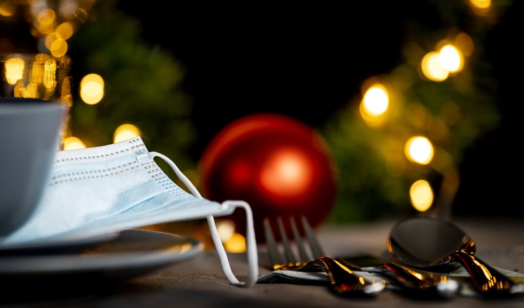 De overheid adviseert om maximaal drie gasten van buiten het gezin uit te nodigen tijdens Kerst. (beeld anp / Koen van Weel)
