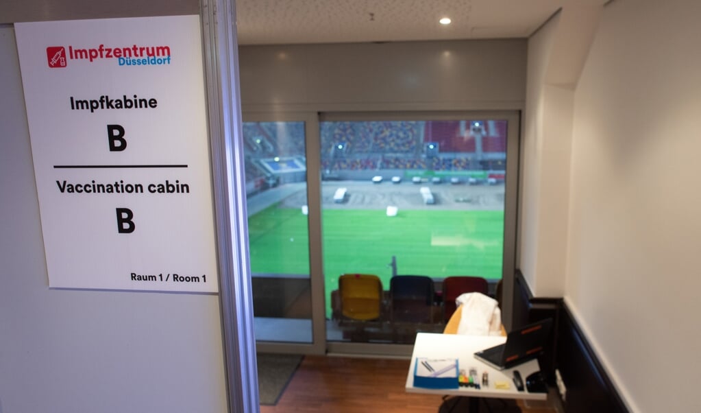 Door heel Duitsland worden honderden vaccinatiecentra ingericht, zoals hier in het stadion van voetbalclub Fortuna Düsseldorf. (beeld afp / Federico Gambarini)