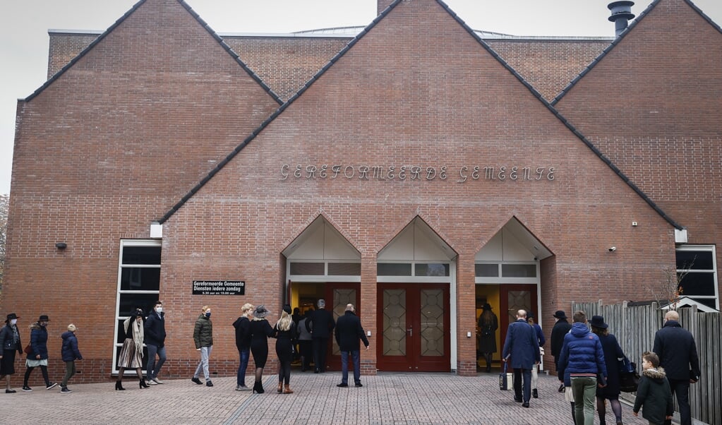 Het Rijksinstituut voor Volksgezondheid en Milieu (RIVM) maakt zich zorgen over het aantal positieve tests in gemeenten op de Biblebelt. Volgens het RIVM zorgt vooral de hechte gemeenschap voor meer besmettingen. Van kleine kerkdiensten met minder dan dertig bezoekers die niet zingen is het risico beperkt, vindt Van den Hof. ‘Al moeten kerkgangers niet bij elkaar op bezoek gaan na de dienst.’ Op de Biblebelt houdt een aantal kerken nog diensten met meer dan dertig kerkgangers. Op de foto de Rehobothkerk van de Gereformeerde Gemeente van Barneveld-Centrum waar de afgelopen maanden meer dan dertig bezoekers per dienst welkom waren. (beeld anp / Vincent Jannink)