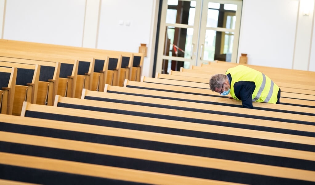 Gemeenteleden ontmoeten elkaar veel minder in coronatijd, waardoor het gesprek over God en geloof minder makkelijk tot stand komt. ‘En dat terwijl er wel van alles in hoofden en harten van mensen omgaat.’ (beeld anp / Jeroen Jumelet)