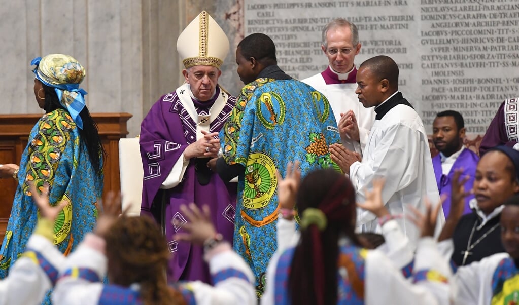 Paus Franciscus vierde op 1 decmber 2019 de eucharistie met de Congolese gemeenschap van Rome in de Sint-Pieter. Dit deed hij volgens de Zaïrese ritus waar zang en dans een bijzondere plaats innemen. (beeld Tiziana Fabi / afp)