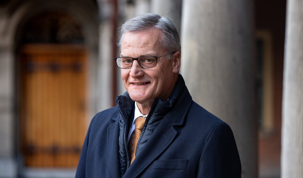 SGP-senator Peter Schalk heeft vanuit zijn werkkamer in de Eerste Kamer zicht op de Grote Kerk in Den Haag. Bijbel en tablet zijn altijd binnen handbereik. (beeld Dirk Hol)