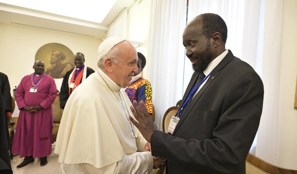 Paus Franciscus ontving in april 2019 de politieke tegenstanders in Zuid-Soedan gezamenlijk in het Vaticaan. Hier ontmoet hij Salva Kiir Mayardit, de president van het land. (beeld Epa/Vatican Media)