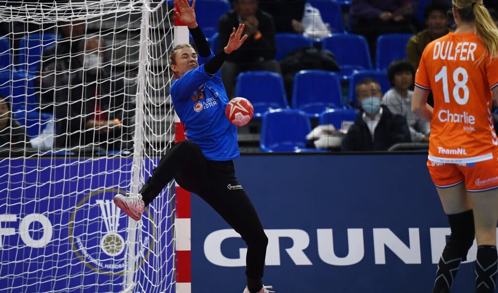 Tess Wester werd tijdens het WK handbal van 2019 uitgeroepen tot beste keepster op basis van haar reddingen. Maar ze had ook een goed georganiseerde verdediging voor zich staan. (beeld afp / Charly Triballeau)