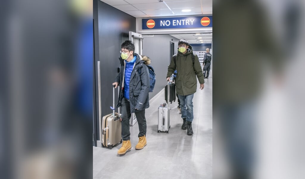 2020-02-01 15:13:50 epa08185658 Tourists wearing face masks arrive to Lapland at Rovaniemi airport in Rovaniemi, Finland, 01 February 2020. The coronavirus, called 2019-nCoV, originating from Wuhan, China, has spread to all the 31 provinces of China and several countries in the world. The outbreak of coronavirus has so far claimed 259 lives and infected more than 11,000 others, according to media reports. EPA/KAISA SIREN (beeld Epa/kaisa Siren)