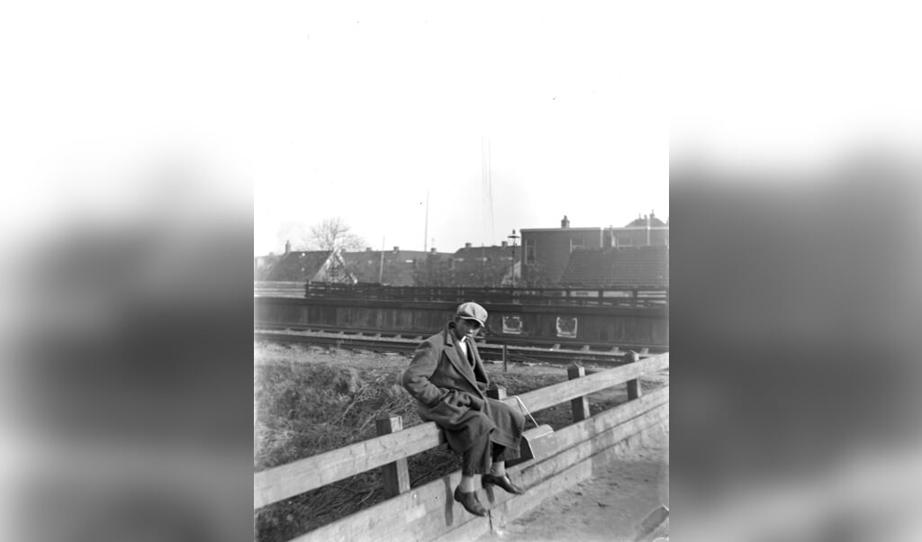 Een Chinese pindakoekjesverkoper, waarschijnlijk in 1932 in Leiden. (beeld wikimedia commons / W.J. Kret)