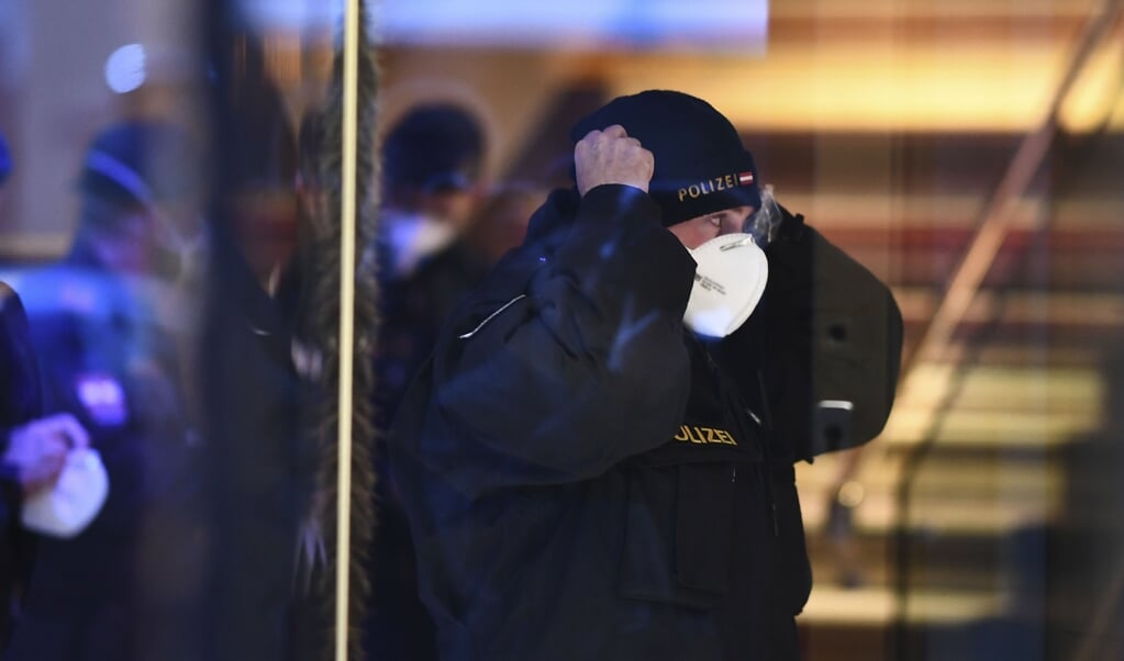Politieagenten komen aan in een hotel in Innsbruck, waar een vrouw werkt die het coronavirus bij zich bleek te dragen. (beeld epa / Christian Bruna)