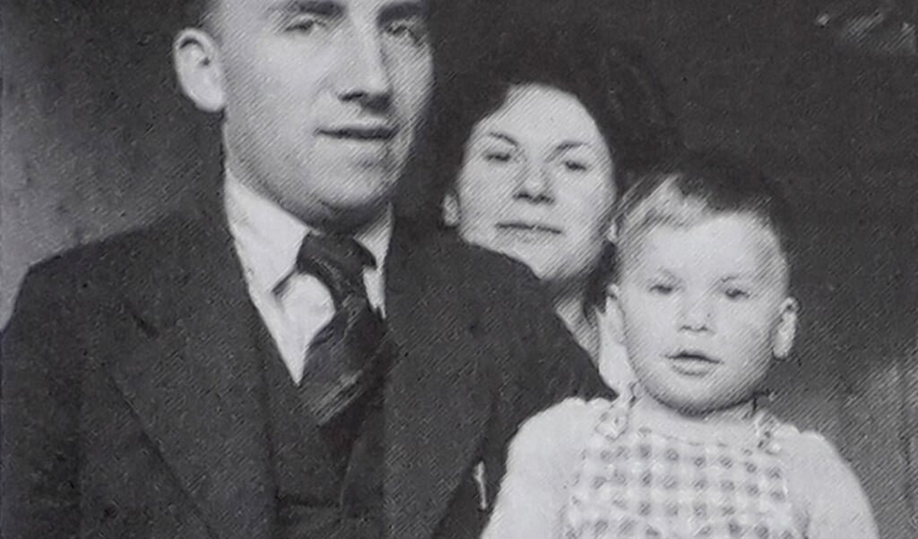 Jaap, Liesje en Ischa in 1945. Het is de enige foto waar Ischa samen met zijn vader en moeder op staat. (beeld uit boek van Evelien Gans, Jaap en Ischa Meijer 1902-1956)
