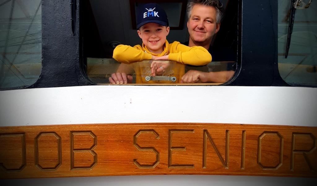 Job Schot met zijn kleinzoon Job op zijn kotter. Het schip draagt de naam van zijn vader: Job Senior. (beeld nd)