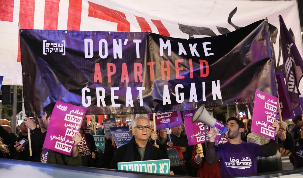 Zaterdag demonstreerden tegenstanders van de vredesdeal van Trump in Tel Aviv. (beeld Epa/abir Sultan)