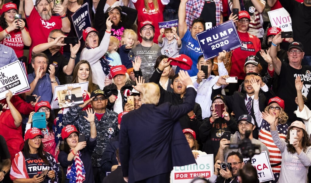 Donald Trump op een bijeenkomst met aanhangers in Las Vegas, in februari van dit jaar. In hun ogen is Trump meer dan een politicus: hij gaat voorop in een existentiële strijd om het behoud van partij, cultuur en land. (beeld epa / Etienne Laurent)