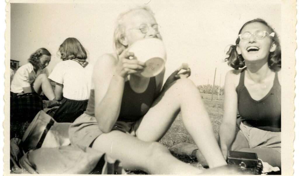 Margot Frank (rechts) met een vriendin, op de roeiclub in de zomer van 1941. (beeld anne frankstichting)