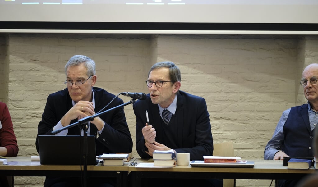 Voorzitters Frans Schippers (links, landelijke vergadering) en Melle Oosterhuis (synode), toen er nog fysiek vergaderd werd. (beeld Dick Vos)