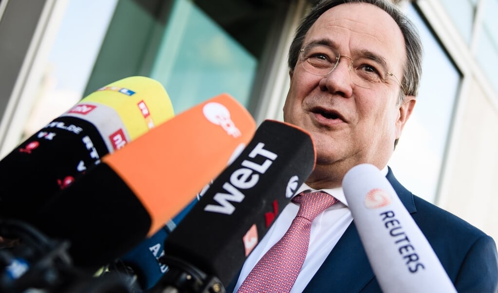 Armin Laschet lijkt van de vijf CDU-mannen in de race nog het meest op Merkel, in zijn koers en tactiek. (beeld epa / Clemens Bilan)