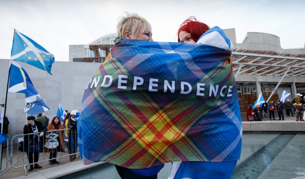 2020-02-01 12:51:49 epa08185089 Protesters with a banner 'Independence' take part in a demonstration of Stand Up For Scotland outside the Scottish Parliament at Holyrood, Edinburgh, Scotland, Britain, 01 February 2020, a day after Britain has officially left the EU. EPA/ROBERT PERRY (beeld Epa/robert Perry)